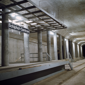 800009 Gezicht op één van de in aanbouw zijnde perrons van het N.S.-station Schiphol te Schiphol.